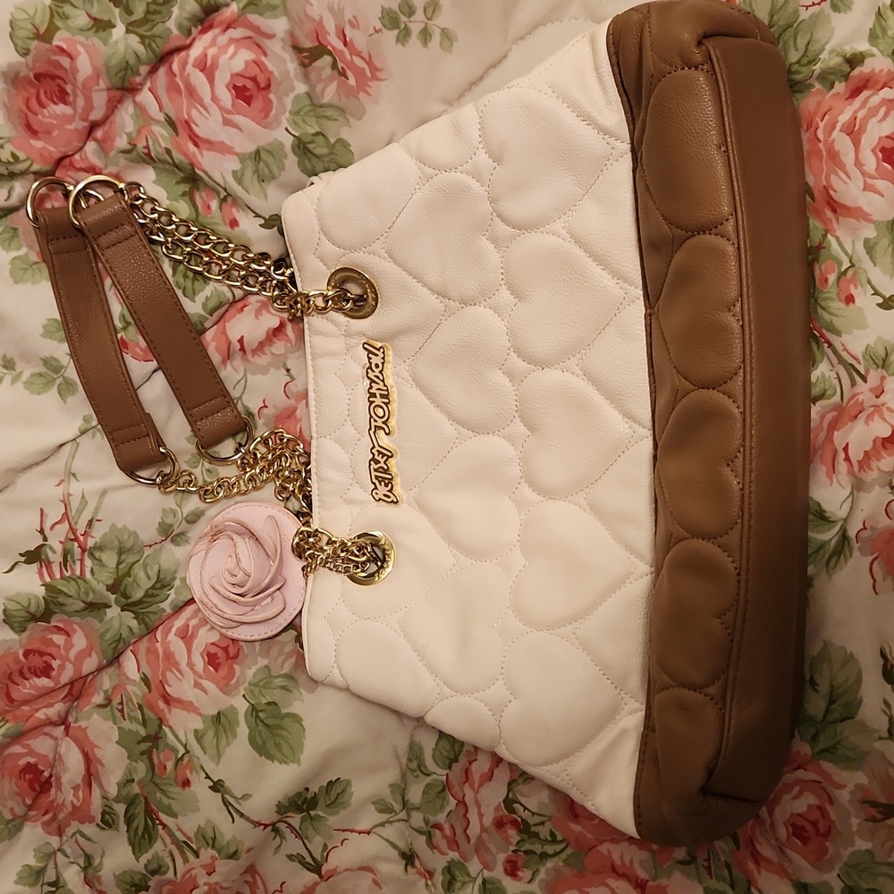 NWOT BEAUTIFUL Betsey Johnson mocha & cream signature 🩷🪡  medium shoulder bag